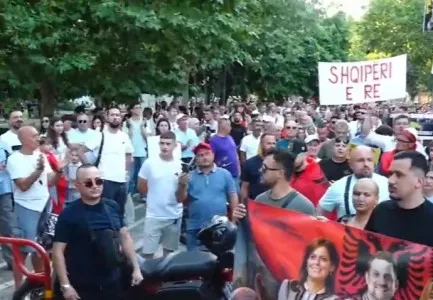 “Dorëzoni mandatet”/ Protestuesit bllokojnë deputetët te Kuvendi: Ju erdhi fundi!