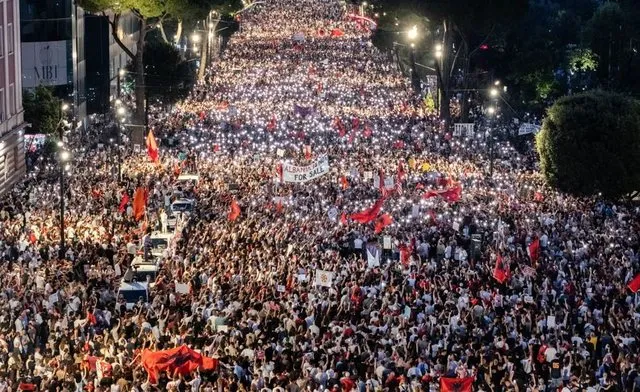Shkëlqimi dhe rënia e shokut Edi