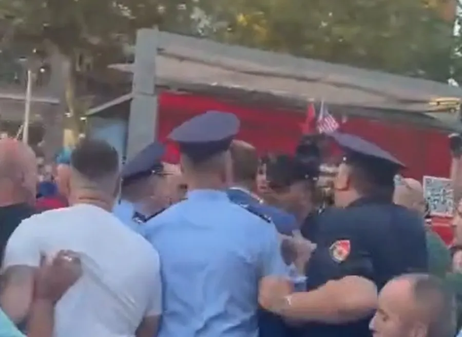 Bido sfidon protestuesit duke u futur mes turmës/ Shoqërohet me polici