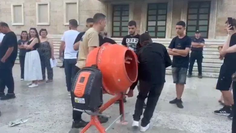 Betonierja “zbret” në protestë, mesazh për lidhjet mes krimit dhe ndërtimit