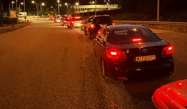 Radhë kilometrike në kufirin greko-shqiptar, udhëtarët presin mbi një orë në Kapshticë