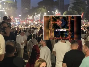 Qindra mijëra shqiptarë rrethuan Kryeministrinë, FT: Revoltë kundër korrupsionit të qeverisë Rama
