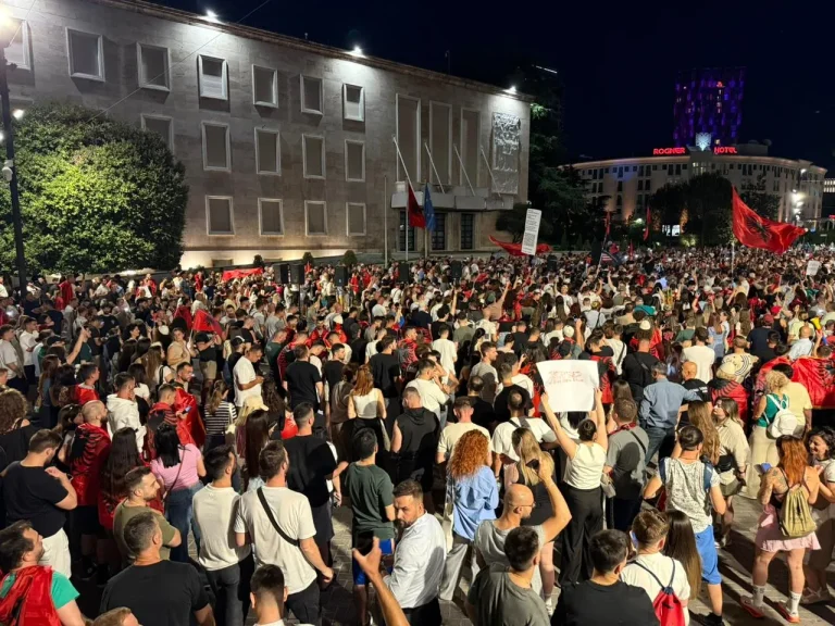 New York Times: Shqiptarët nuk po protestojnë kundër Trump