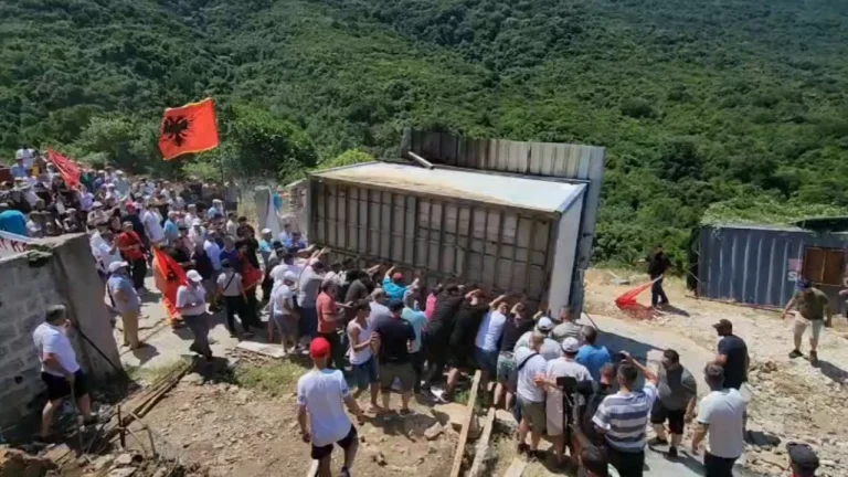 Qytetarët protestojnë në Kakome, shembin rrethimin që kufizonte tokat prej 2 dekadash