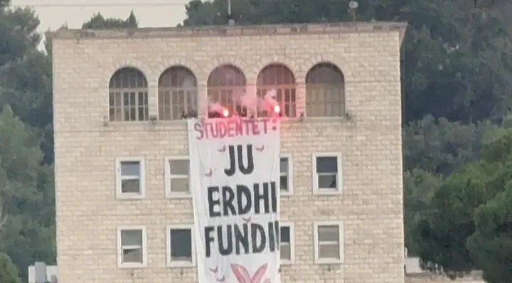 Studentët mesazh Ramës, shpalosin banderolën te Politekniku! Përplasje me rojet e sigurisë