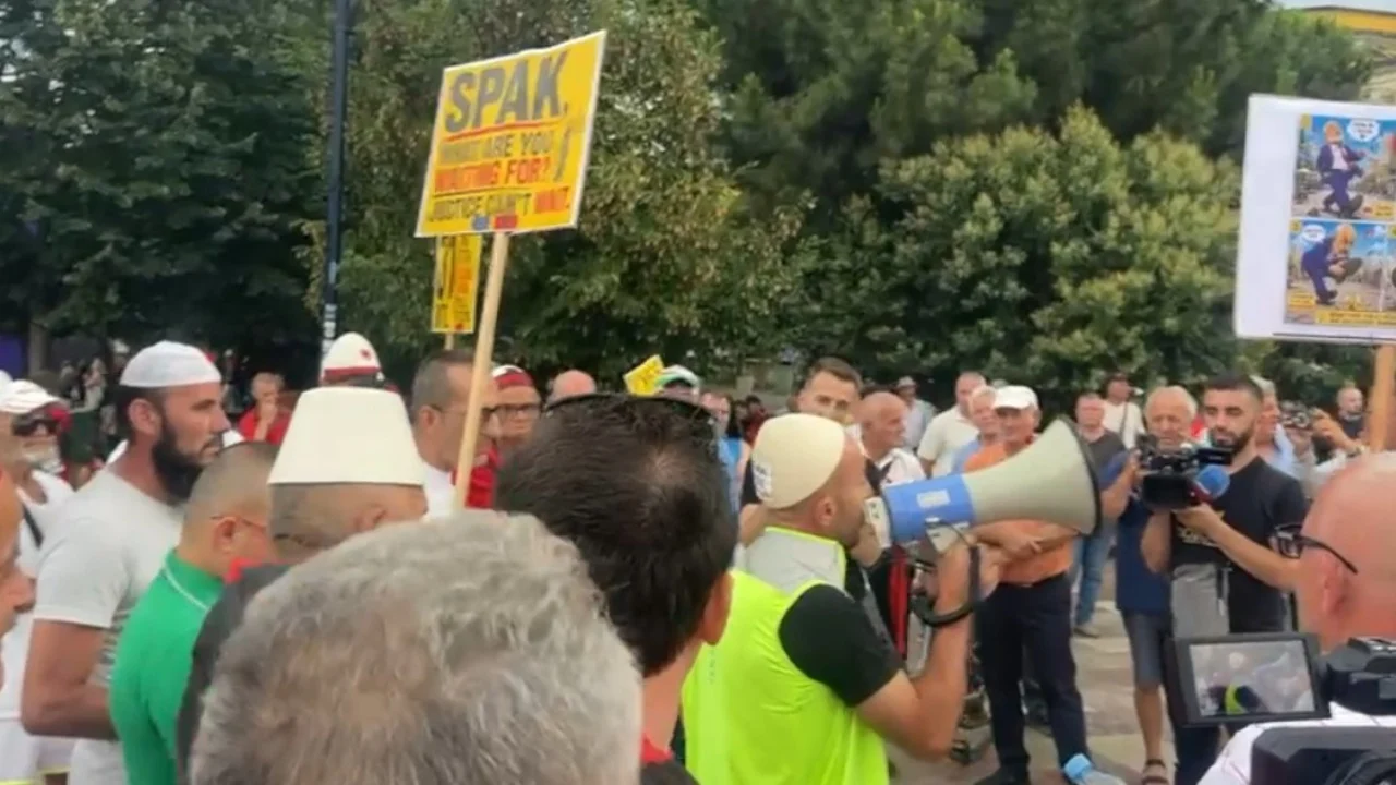 Dita e 31-të e tubimit në Tiranë! Protestuesit nisen nga sheshi për në Kryeministri