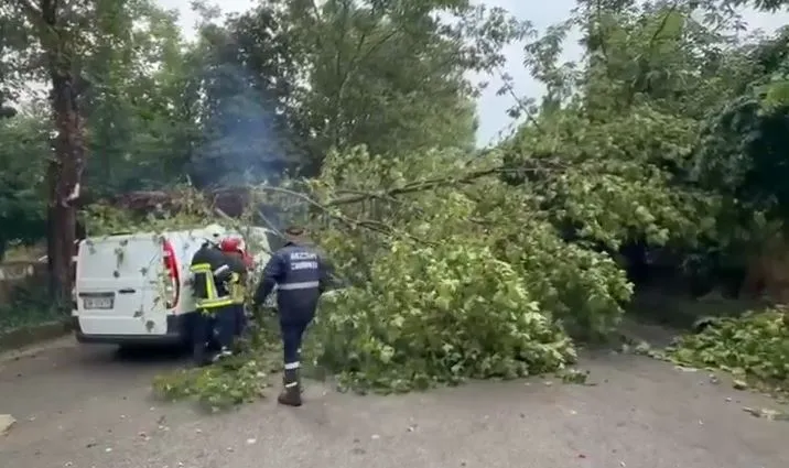 Nga vapa në shi e breshër/ Probleme në qarkullim, disa fshatra pa energji në juglindje