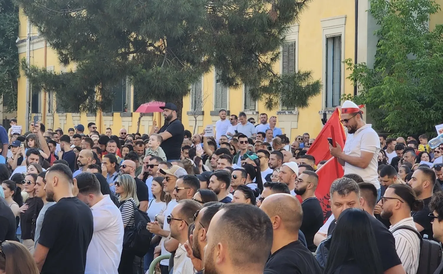 Qindra qytetarë mbushin rrugët e Tiranës, protestojnë kundër projektit në Zvërnec
