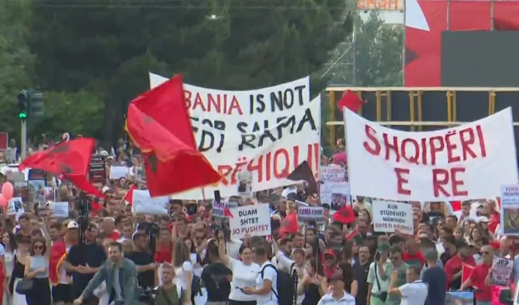 Shqiptarët kërkojnë dorëheqjen e Ramës, “Reuters” transmeton live protestën në Tiranë
