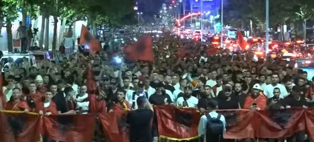 Nga kryeministria drejt ish-sheshit Shqiponja, mijëra protestues vijojnë marshimin: Ju erdhi fundi!