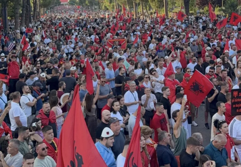 ”Rama n’burg, Berisha n’burg”/ Nis dita e 23-të e protestës në Tiranë