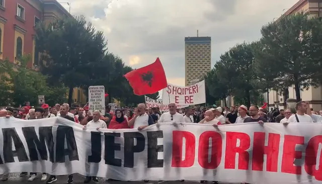 ”Rama jep dorëheqjen”/Nis protesta e 25-të në Tiranë 