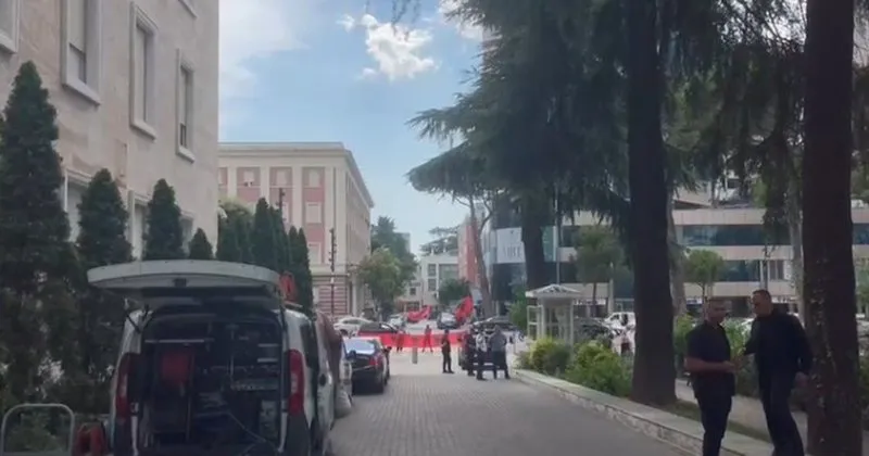 Ministrat prezantojnë vendimet e qeverisë, protestuesit i presin me thirrje për dorëheqje dhe vuvuzela
