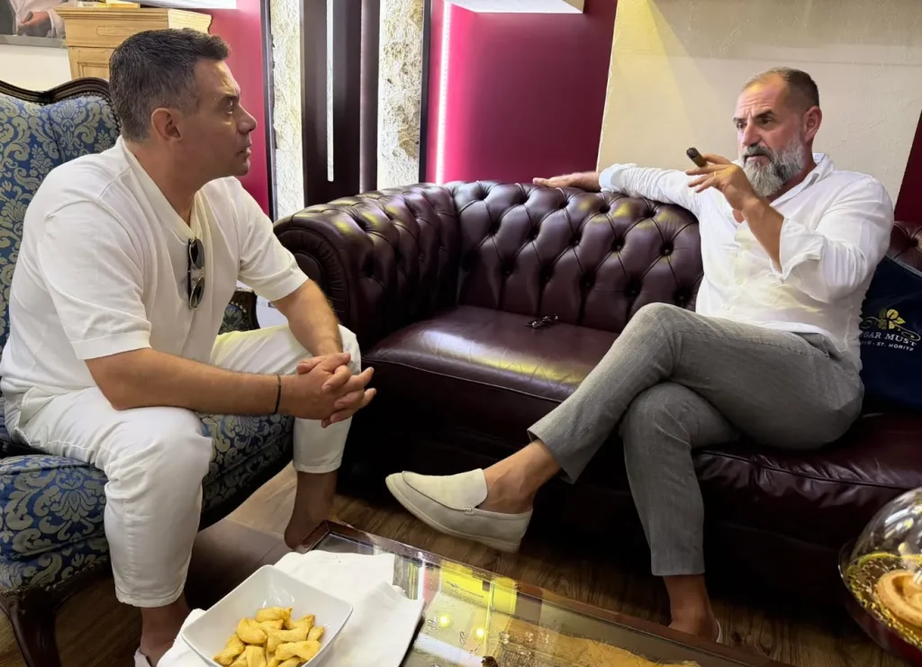 “Rrini të vëmendshëm”, Çim Peka publikon foto me Arben Ahmetajn, paralajmëron një tjetër intervistë me ish-zëvendëskryeministrin