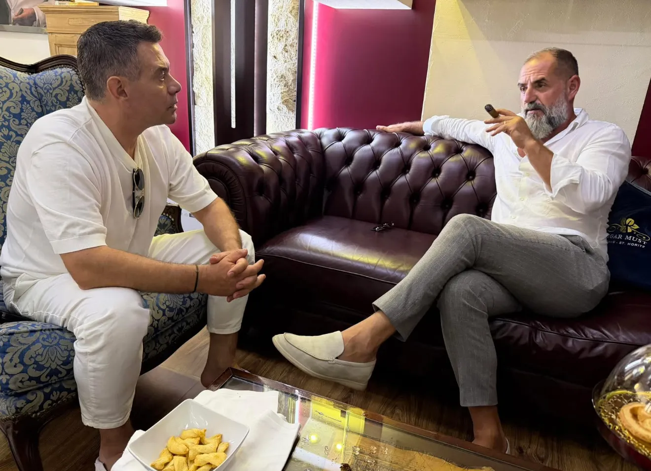 “Rrini të vëmendshëm”, Çim Peka publikon foto me Arben Ahmetajn, paralajmëron një tjetër intervistë me ish-zëvendëskryeministrin