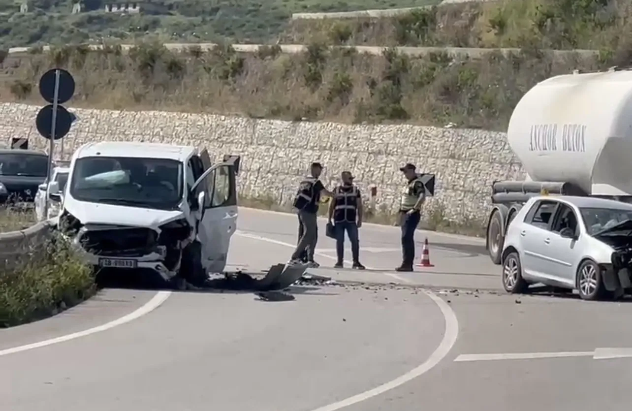 Dy mjete përplasen kokë më kokë në Kaninë, një nga shoferët mbeti i bllokuar brenda makinës! Detajet