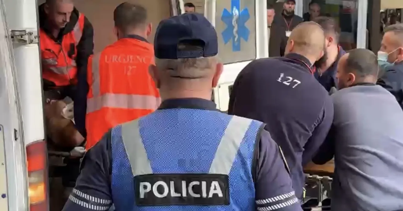 Mbeti i plagosur gjatë operacionit policor, momenti kur mbërrin në spital autori i vrasjes së efektivit të “Shqiponjave”
