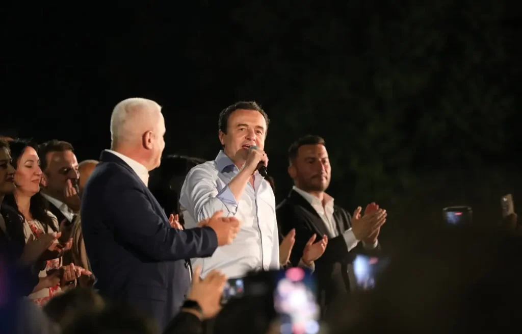 Albin Kurti shpall fitoren e zgjedhjeve, shpreh gatishmëri për bashkëpunim me partitë tjera