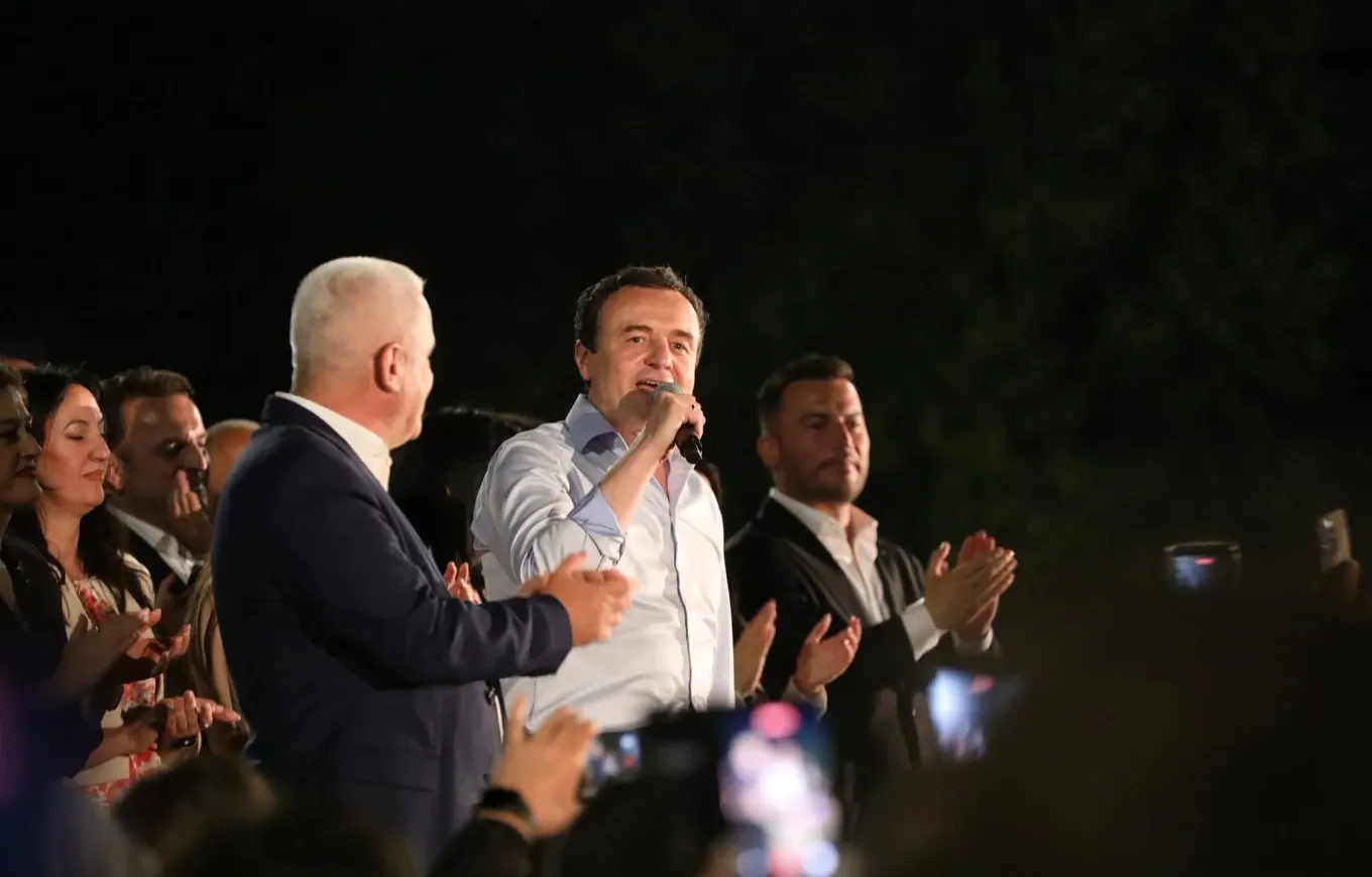 Albin Kurti shpall fitoren e zgjedhjeve, shpreh gatishmëri për bashkëpunim me partitë tjera