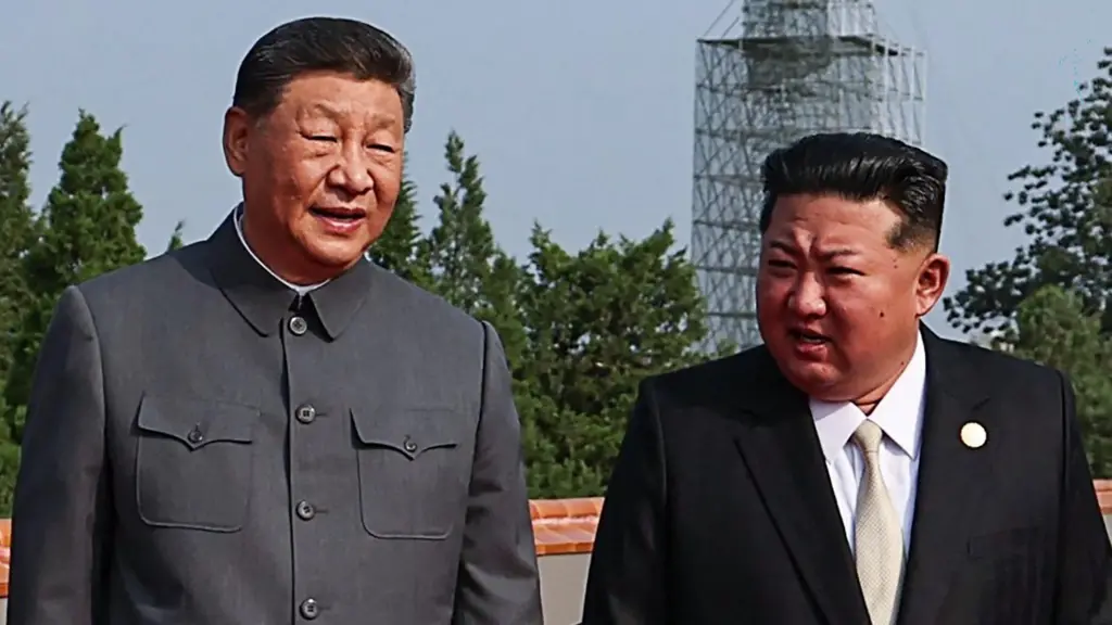 Vizita e rrallë, Xi Jinping mbërrin në Korenë e Veriut për t’u takuar me Kim Jong Un