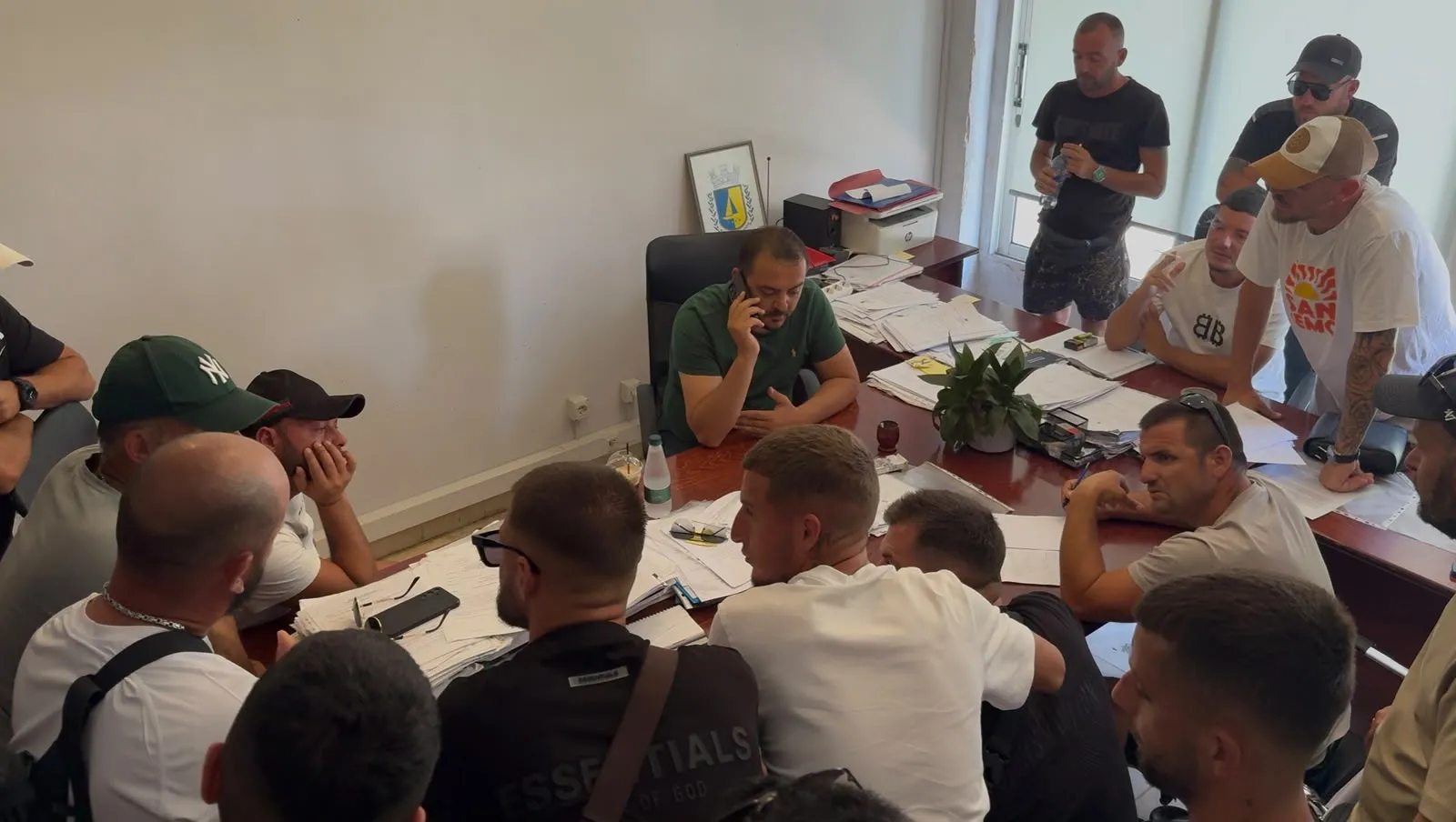 ”Do t’i vendosim flakën”- Protestuesit futen brenda Bashkisë Sarandë, kërkojnë zyrë më zyrë: Sa zv.kryetarë ka këtu?!