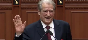 SHBA i hoqi “nongratën”, Berisha në Kuvend: Unë erdha, u krye!