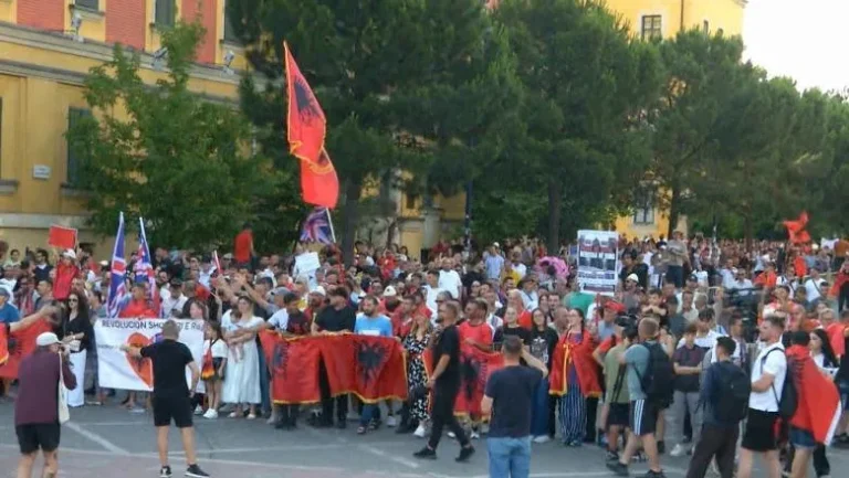 Prej 15 ditësh në protestë, mijëra qytetarë marshojnë drejt kryeministrisë: Rama jepe dorëheqjen