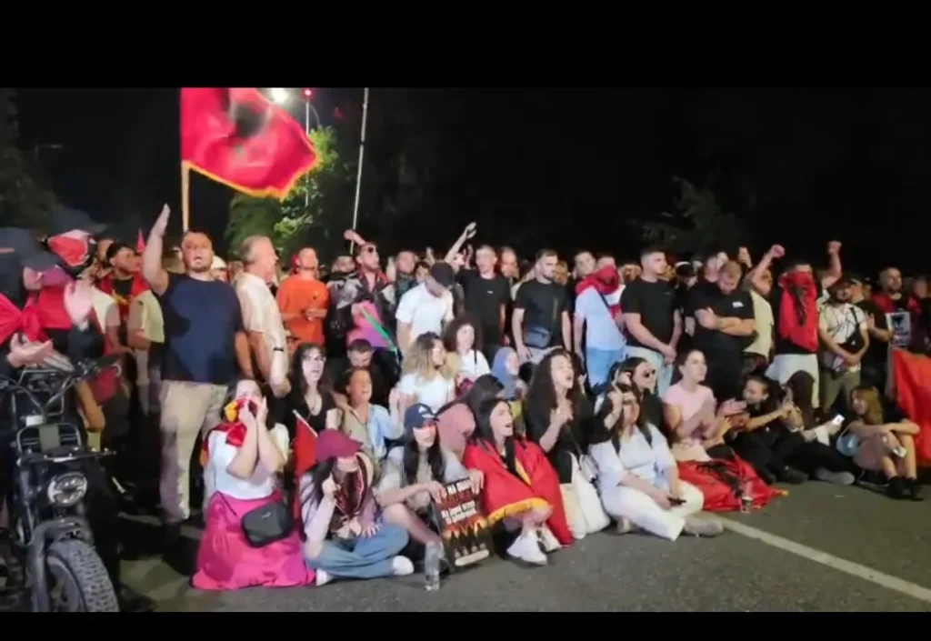 Përshkallëzimi i revoltës, protestuesit marshuan në autostradën Tiranë-Durrës! Policia i bllokoi të shkonin drejt Rinasit, ç’ndodhi gjatë natës