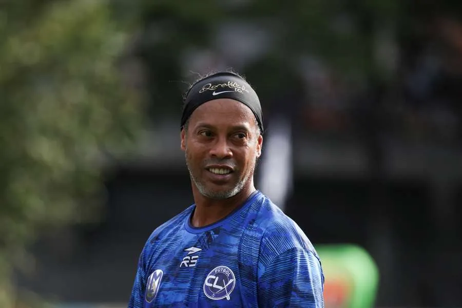 Ronaldinho rikthehet në fushë në moshën 46-vjeçare! Legjenda braziliane nënshkruan me klubin italian