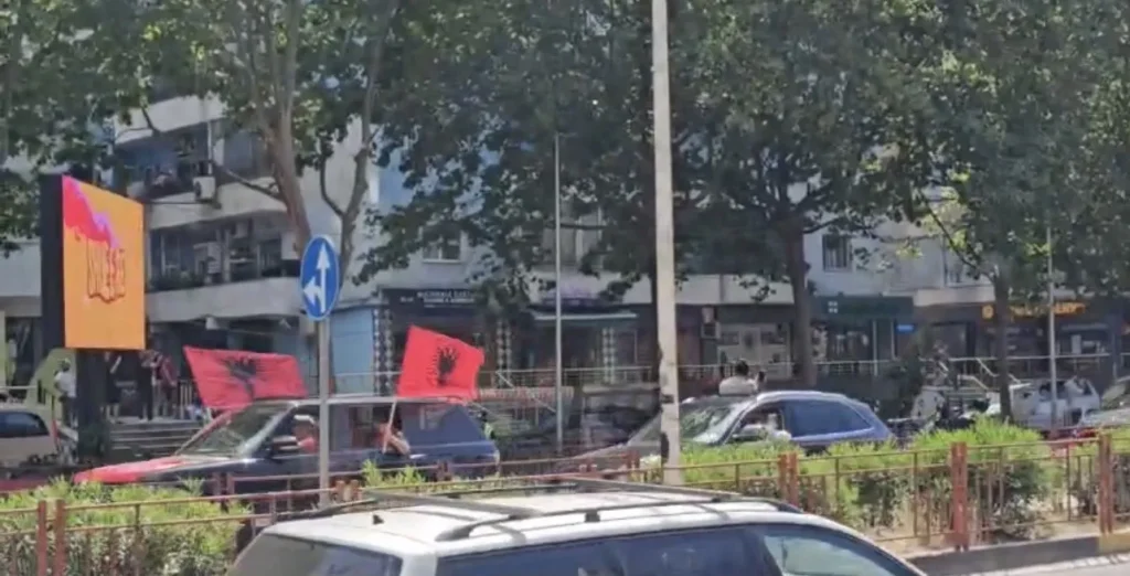 Diaspora i bashkohet protestuesve, autokolona mbuluar me flamujt kuqezi mbërrin në Tiranë