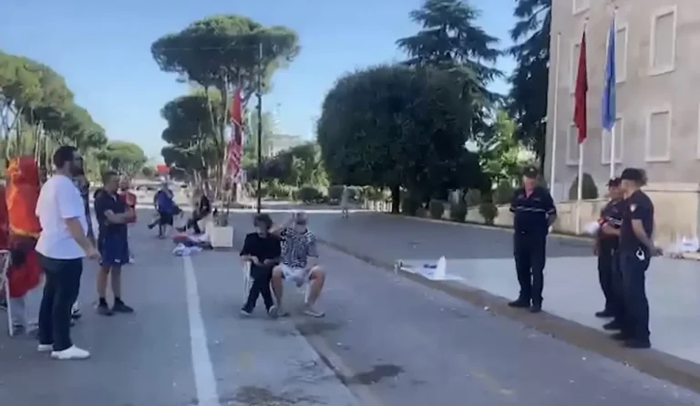 Qëndruan gjatë natës para Kryeministrisë, procedohen penalisht protestuesit