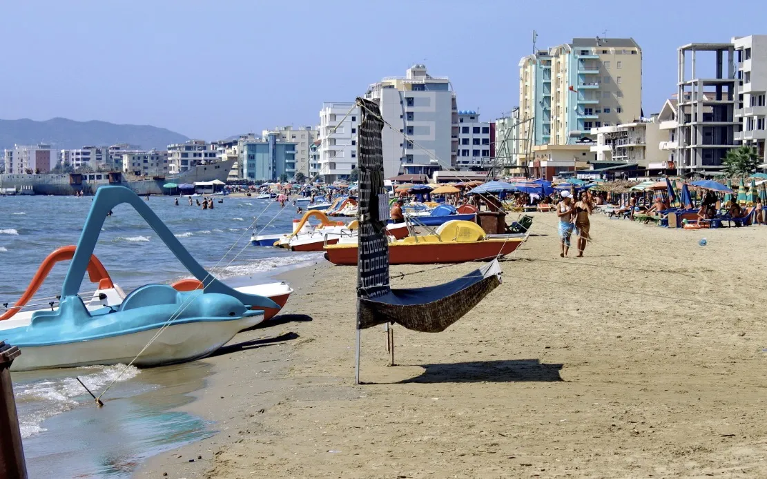 “Trupi u vu re nga një pushues”/ 11-vjeçari i mbyt në plazhin e Durrësit, trondit dëshmitarja: Nënës i ra të fikët, e motra qante