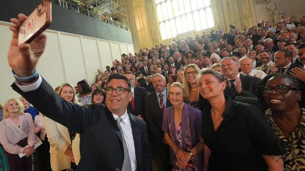 Andy Burnham drejt kryeministrisë pa garë? Dy deputetë laburistë kërkojnë ta sfidojnë