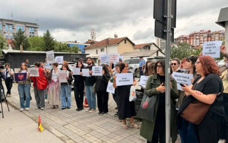 Protesta për Zvërnecin shtrihet edhe në Kosovë, tubim para ambasadës shqiptare në Prishtinë