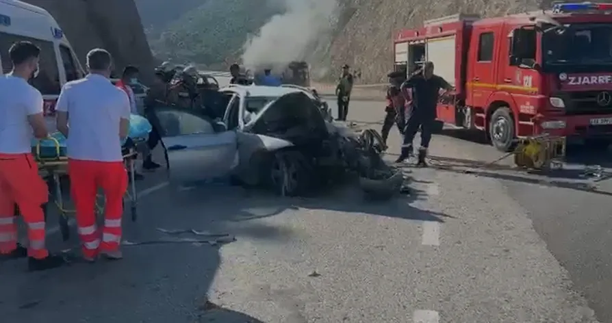 Aksident tragjik në bypass-in e Vlorës, 35-vjeçari digjet brenda mjetit