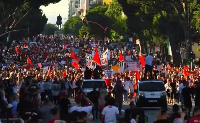 Sot protestuesit rikthehen në shesh: Shqipëri e re!