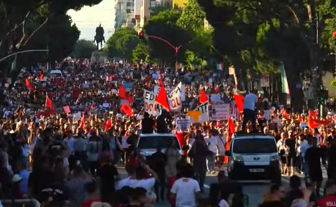 Sot protestuesit rikthehen në shesh: Shqipëri e re!