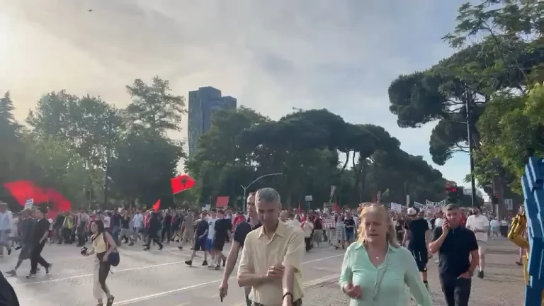 Nis protesta e shtatë në Tiranë, qytetarët mblidhen në sheshin “Skënderbej”