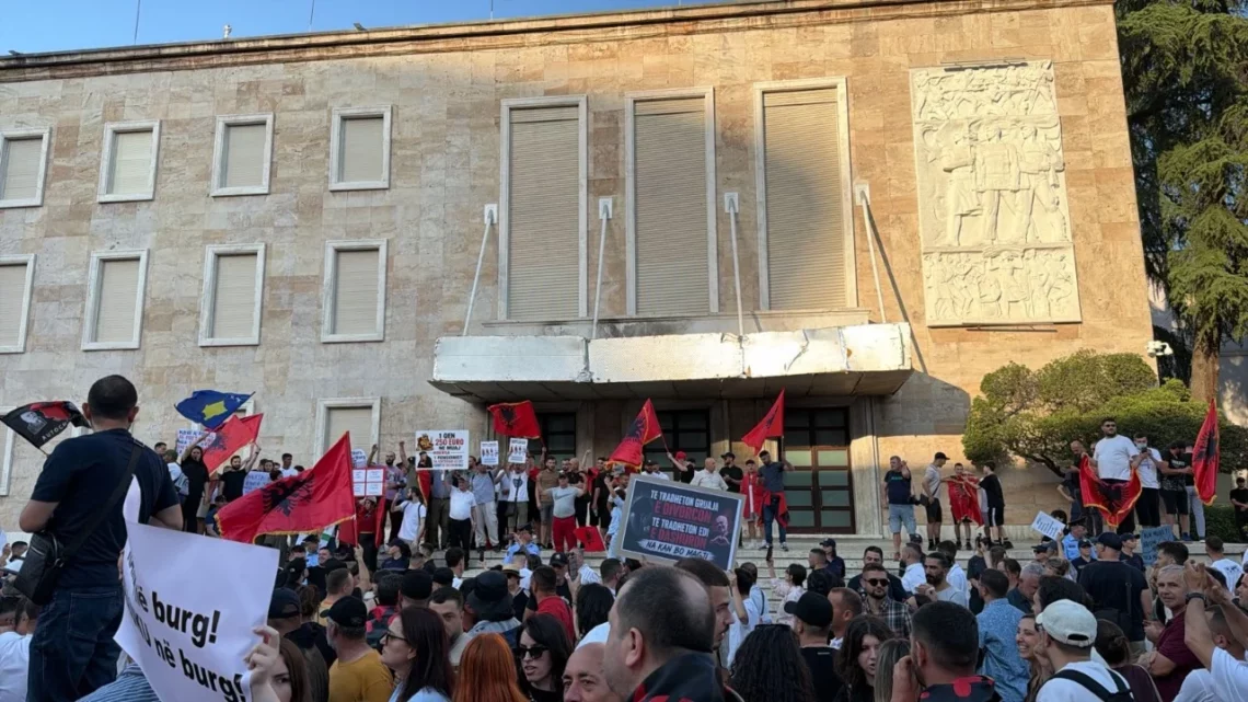 Protestuesit çajnë kordonin e policisë, afrohen te hyrja e Kryeministrisë