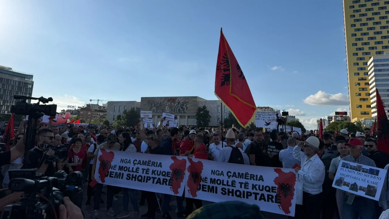 Dita e pestë e protestës për Zvërnecin, qytetarët mblidhen në sheshin “Skënderbej”, marshim drejt Kryeministrisë