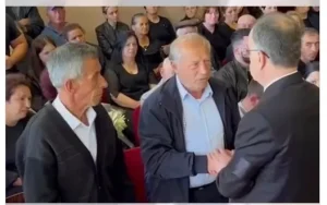 “E latë Shqipërinë në dorë të kriminelëve!”/ Familja e policit të vrarë revoltohet përballë presidentit Begaj
