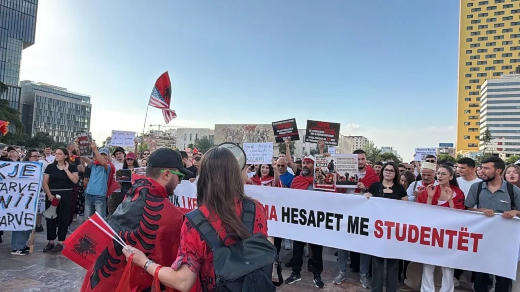 Dita e nëntë e protestës, qytetarët marshojnë drejt Kryeministrisë me thirrjen “Shqipëria e re”