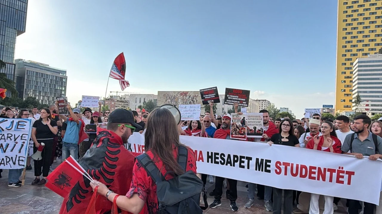 Dita e nëntë e protestës, qytetarët marshojnë drejt Kryeministrisë me thirrjen “Shqipëria e re”