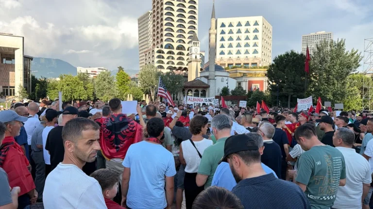 Dita e 11 e protestës, protestuesit përplasen për flamujt amerikanë