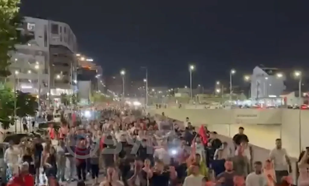 Marshim kilometrik proteste vijon edhe tek Astiri. Protestuesit ulen në rrugë dhe bllokojnë qarkullimin në zonë