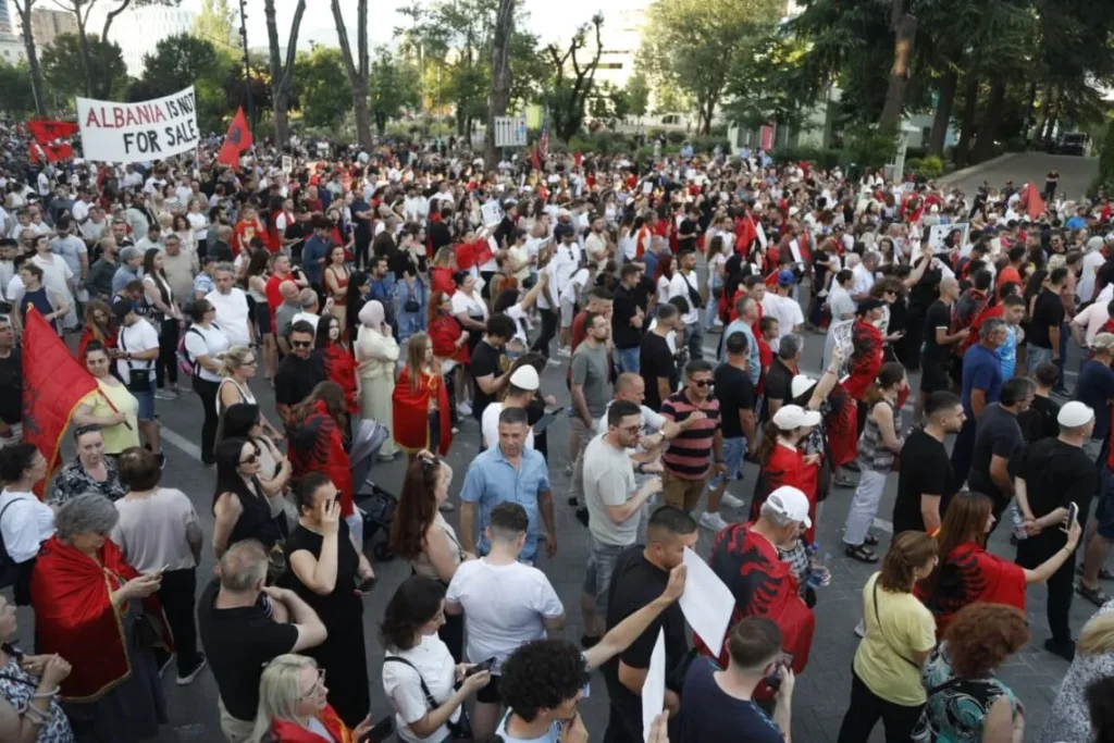 Protesta e 16 në Tiranë, qytetarët marshojnë drejt Kryeministrisë