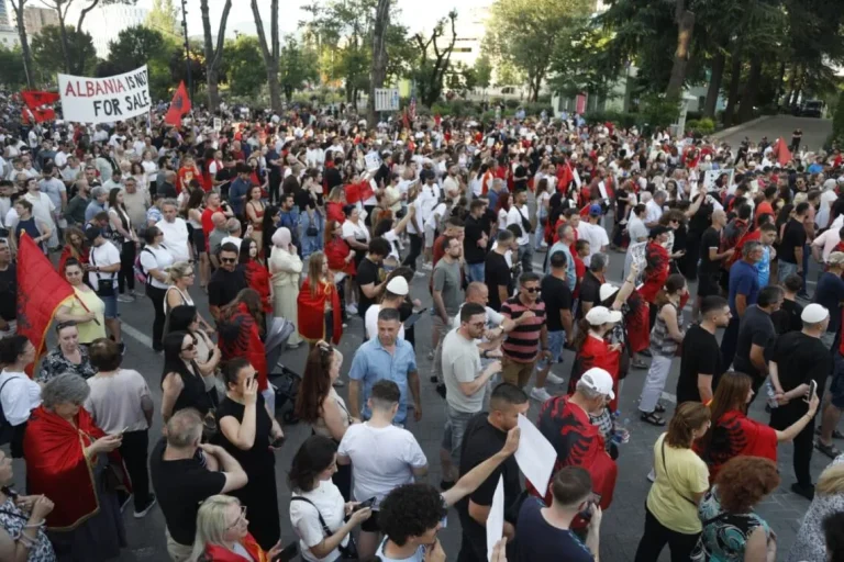 Protesta e 16 në Tiranë, qytetarët marshojnë drejt Kryeministrisë