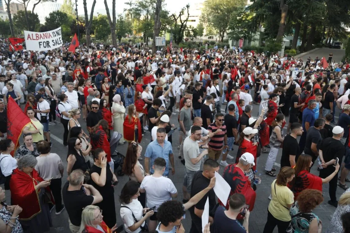 Protesta e 16 në Tiranë, qytetarët marshojnë drejt Kryeministrisë