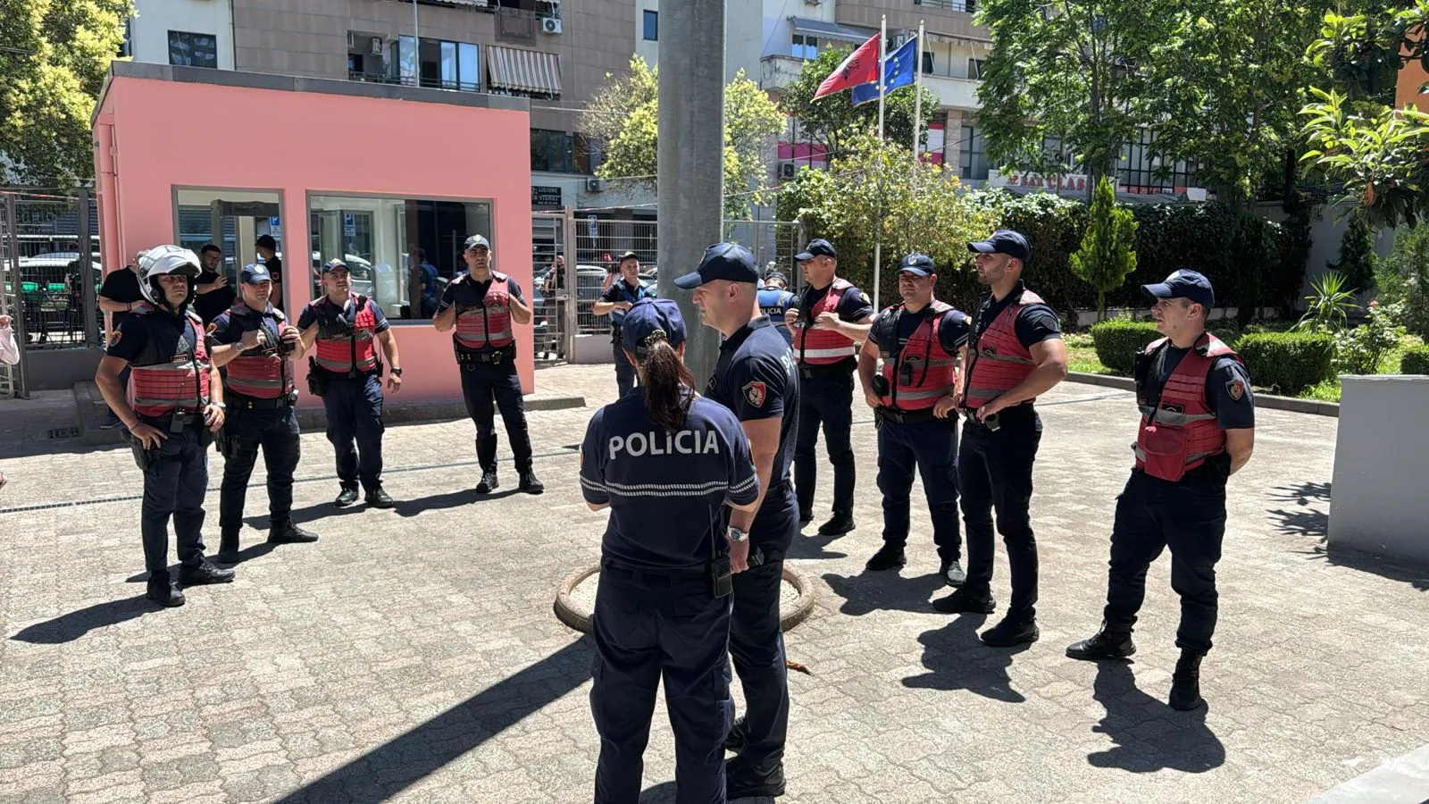 E paprecedentë/ Sherr brenda kafazit të xhamit në GJKKO, të pandehurit dhunojnë njëri-tjetrin