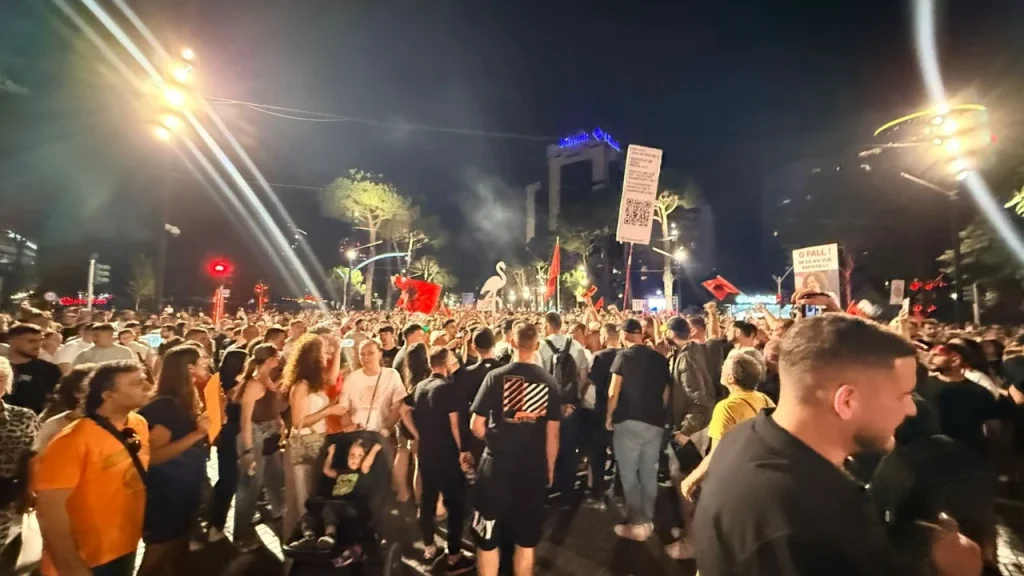 Protesta e 18, pjesë e tubimit edhe dhitë. Qytetarët nisin marshimin në rrugët e kryeqytetit